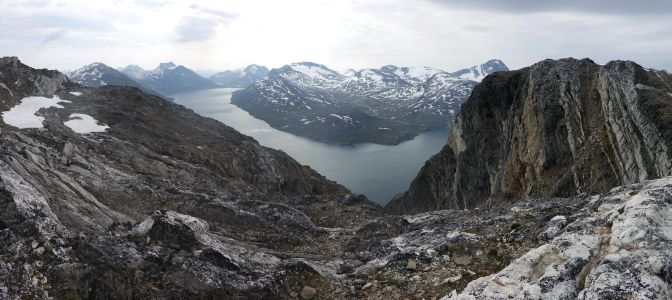 Po cestě značené fialovou značkou jsme došli až ke krásné vyhlídce na fjord jižně od Nuuku.